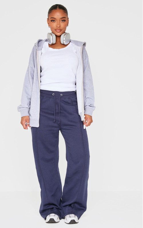 Форма ВМС придушила високі талії пробіжки