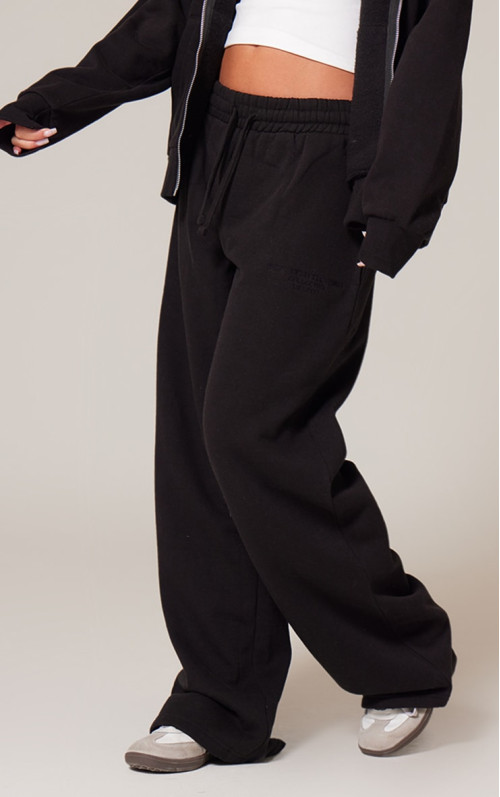 Чорні широкі джоггери преміум-класу з вишивкою PRETTYLITTLETHING