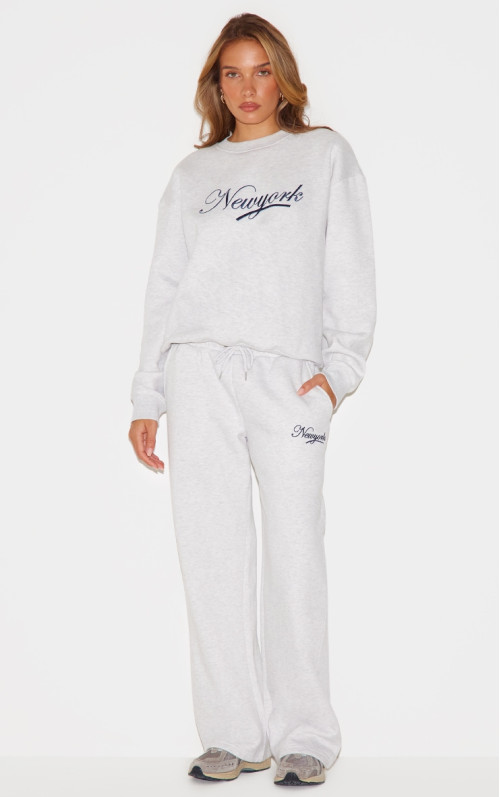 Еш -сірий Нью -Йорк вишифував широкі пробіжки на ногу