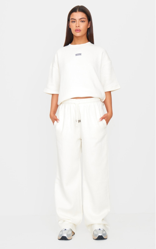 Бігові штани PRETTYLITTLETHING кремового кольору з широкими штанинами середньої посадки