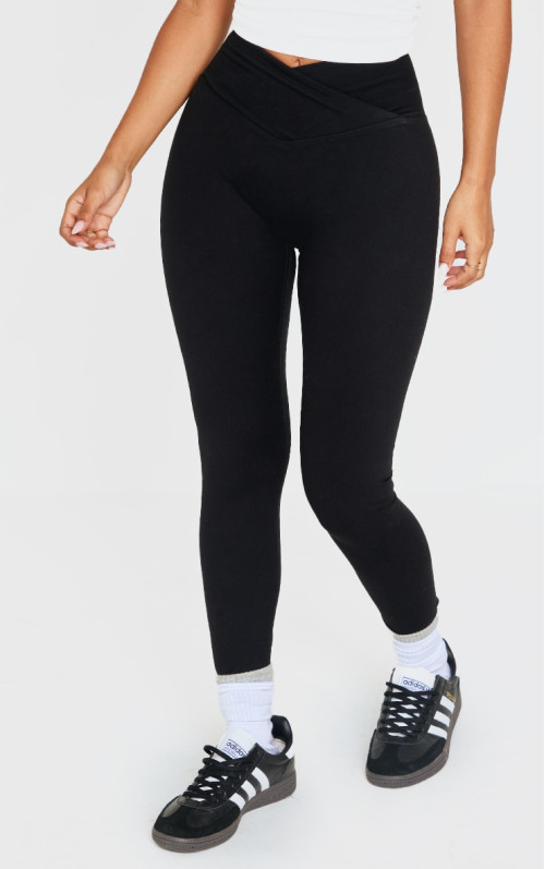 Petite Black Contour Sculpt Wrap поверх легінсів