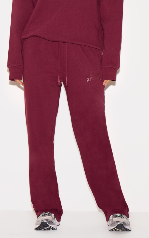 PrettyLittlething Burgundy Premium Studio Archives Прямі бігури ноги