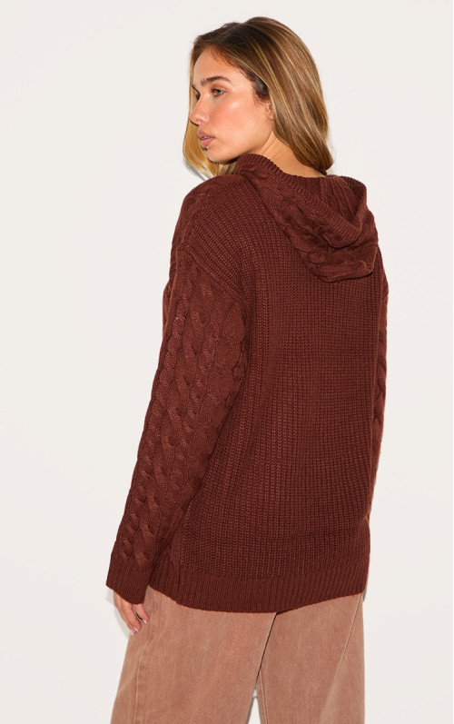 Шоколадний кабель в’язав негабаритний балахон