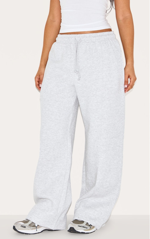 Маленький попелястий сірий пінтук протягує пряму ногу пробіжки