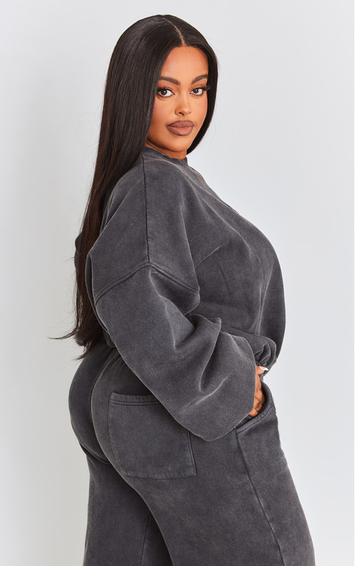 Величезний светр з вишивкою PRETTYLITTLETHING Plus