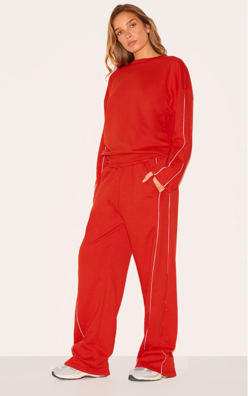 Червоні контрастні трубопровідні деталі широкі пробіжки