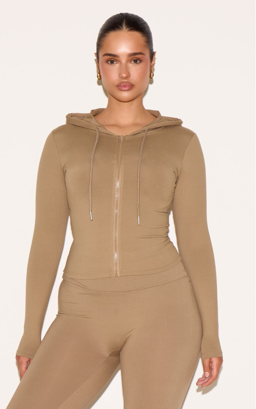 Форма оливкової блискавки через скульптурний балахон