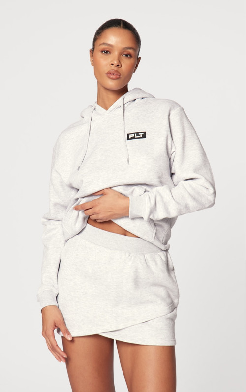 Толстовка великого розміру PRETTYLITTLETHING з попелясто-сірим значком і логотипом