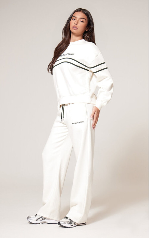 Кремові широкі джоггери з контрастним принтом PRETTYLITTLETHING