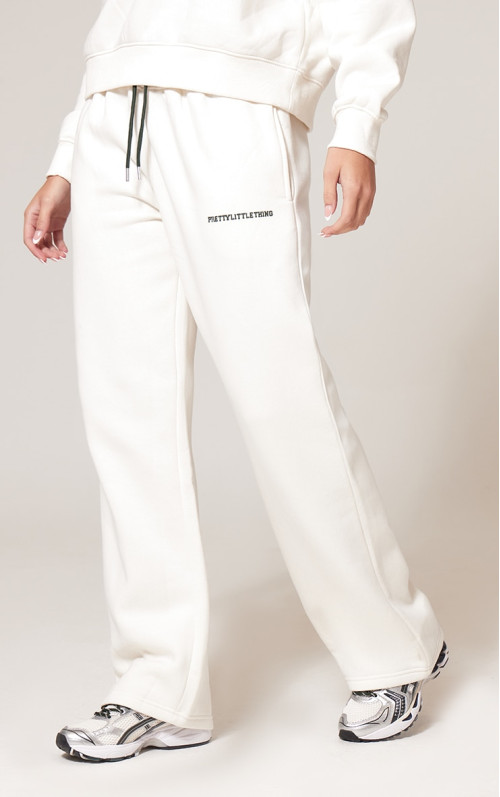 Кремові широкі джоггери з контрастним принтом PRETTYLITTLETHING