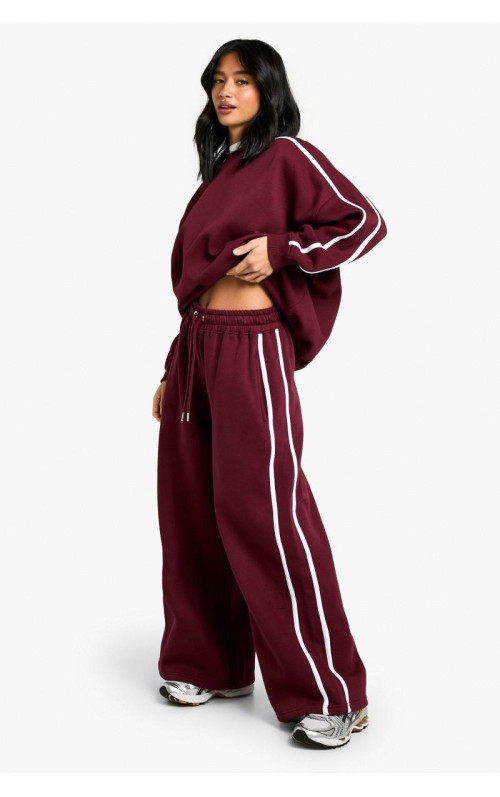 Маленький джоггер із широкими штанинами з боків