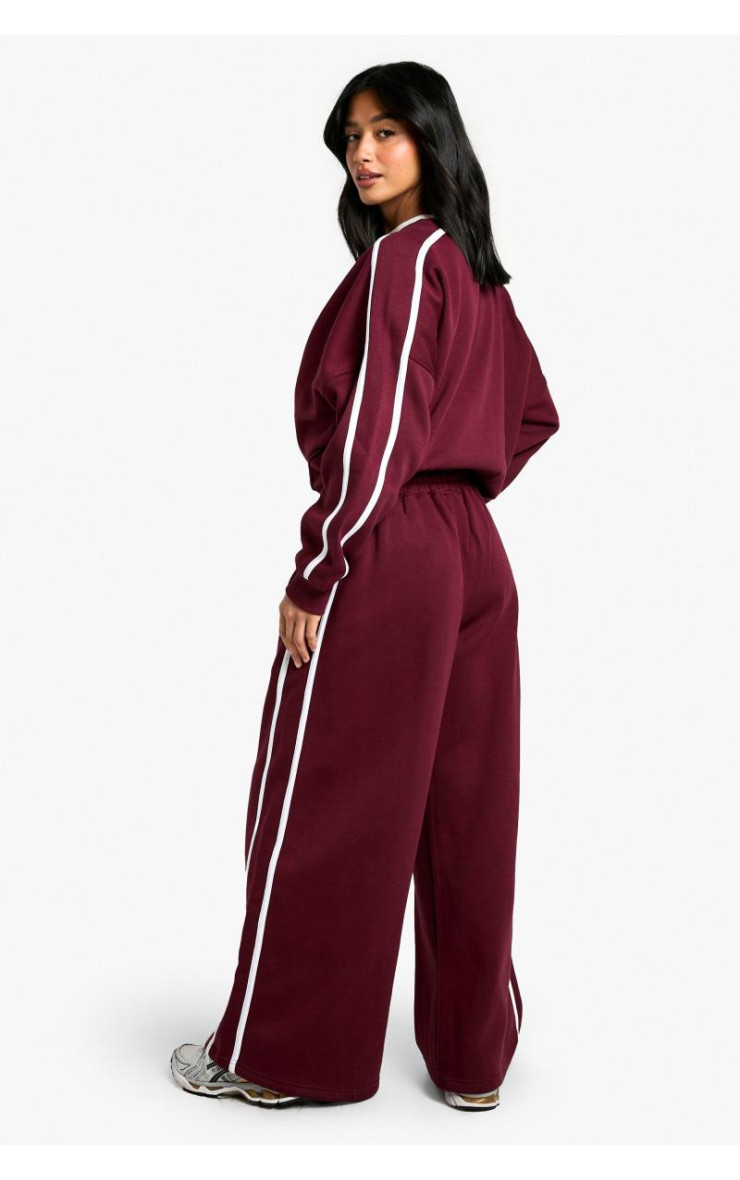 Маленький джоггер із широкими штанинами з боків