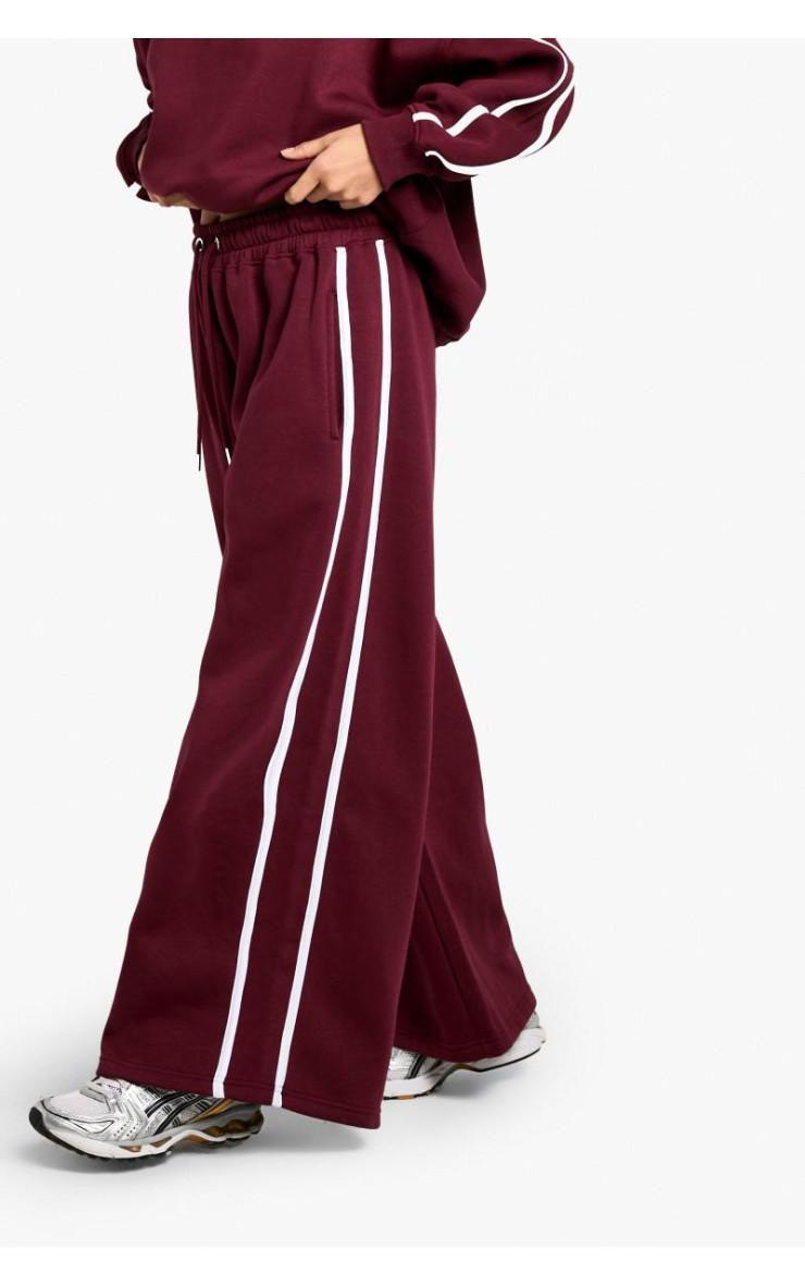 Маленький джоггер із широкими штанинами з боків