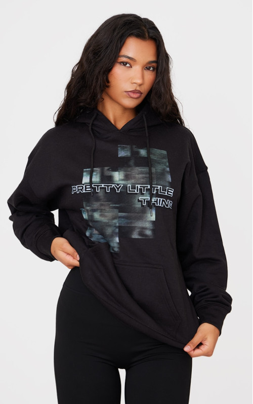Чорний худі з розмитим принтом PRETTYLITTLETHING