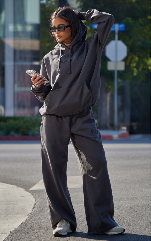 PRETTYLITTLETHING Широкі штани для бігу Charcoal Premium з тисненням