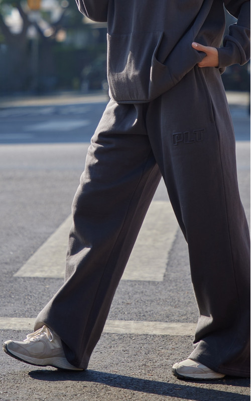 PRETTYLITTLETHING Широкі штани для бігу Charcoal Premium з тисненням