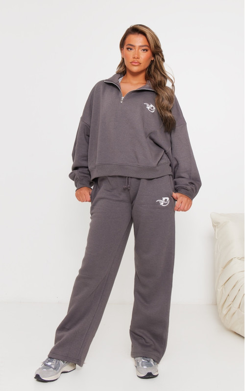 Широкі джоггери PRETTYLITTLETHING з вишитим вугільним логотипом