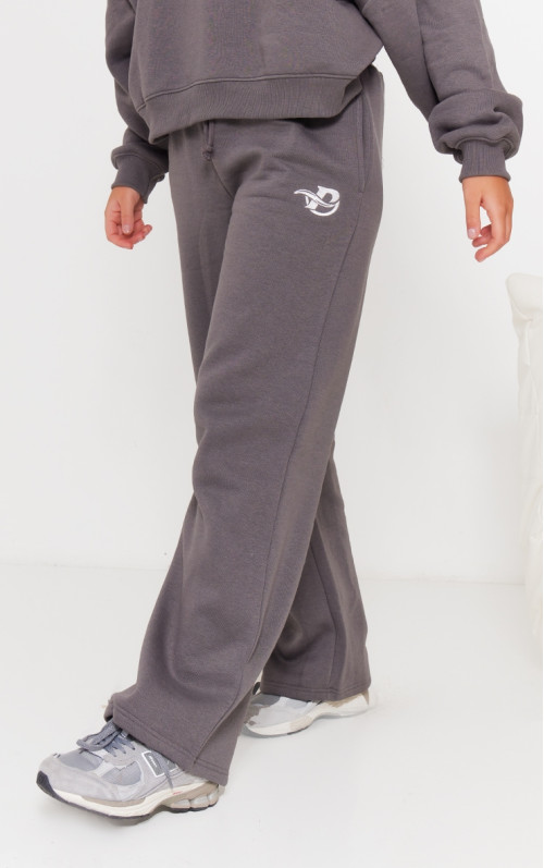 Широкі джоггери PRETTYLITTLETHING з вишитим вугільним логотипом