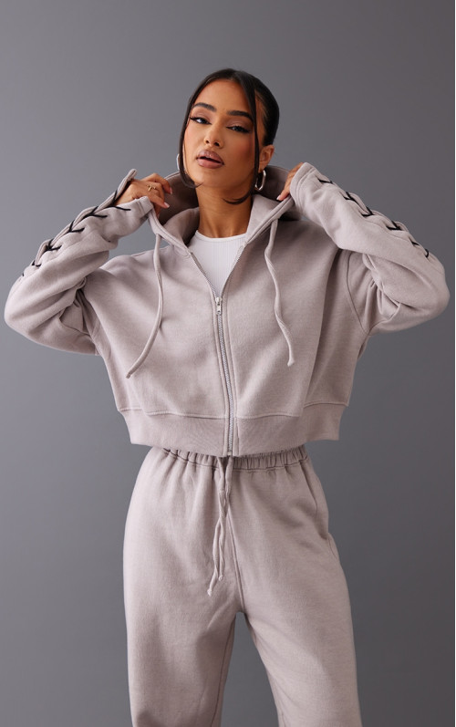 Маленький попел сірий обрізаний блискавки вгору