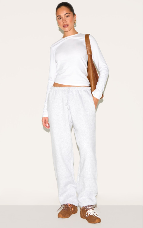 Еш -сірі прямі ноги з манжетними швами деталі пробіжки