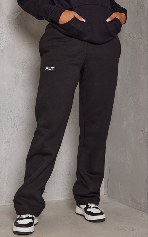 Прямі джоггери PRETTYLITTLETHING з чорними деталями значка