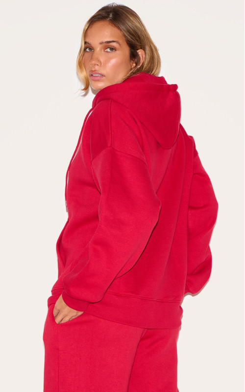 Червоний негабаритний блискавка через балахон деталей шва