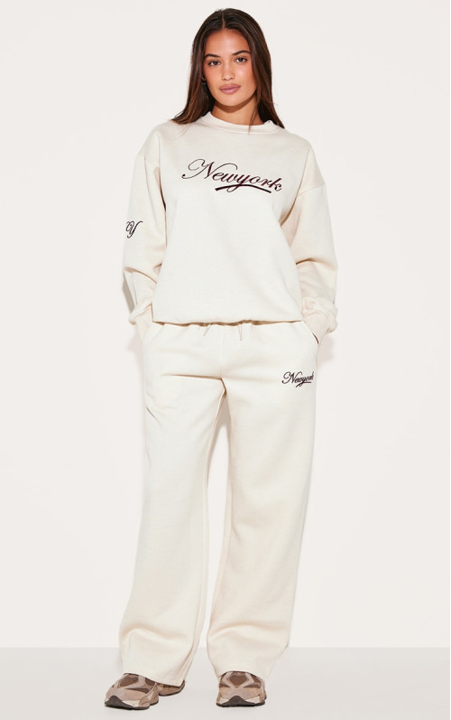 Крем Нью -Йорк вишитував широкі пробіжки на ногу