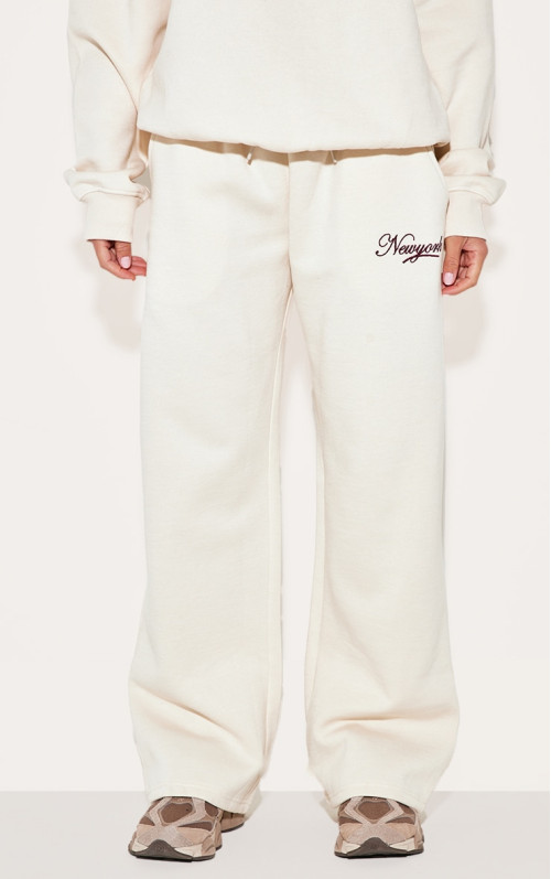 Крем Нью -Йорк вишитував широкі пробіжки на ногу