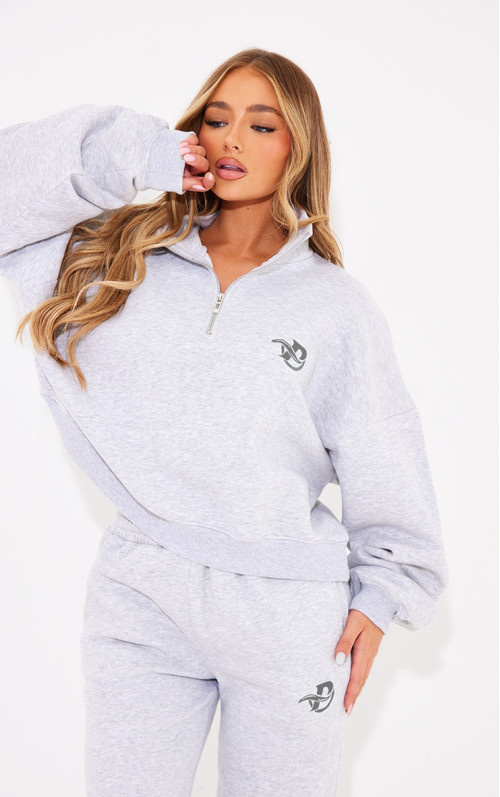 Світшот PRETTYLITTLETHING попелясто-сірого кольору з вишитим логотипом