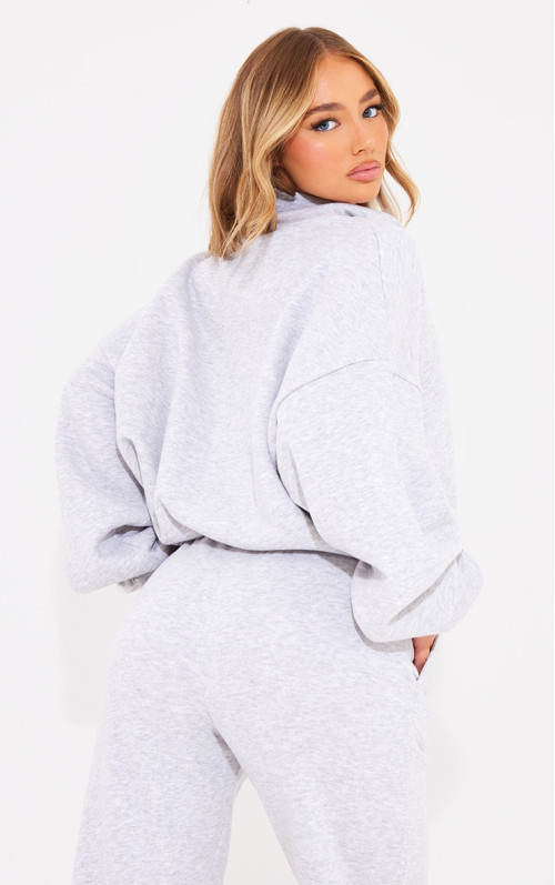 Світшот PRETTYLITTLETHING попелясто-сірого кольору з вишитим логотипом