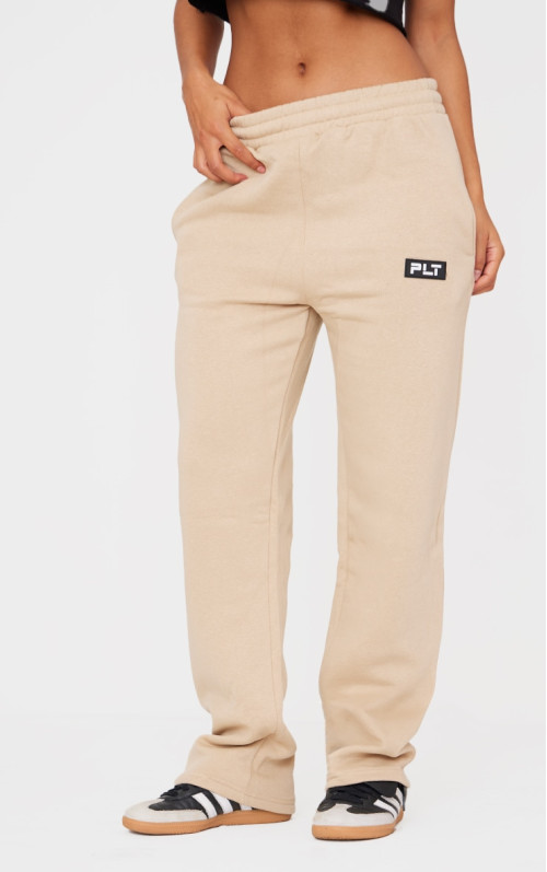 PRETTYLITTLETHING Брюки для бігу з прямими штанинами з пісочним значком