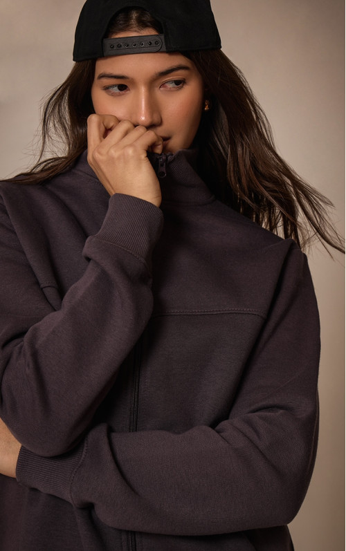 Детальніше з вугіллям шва Zip через верхню частину треку