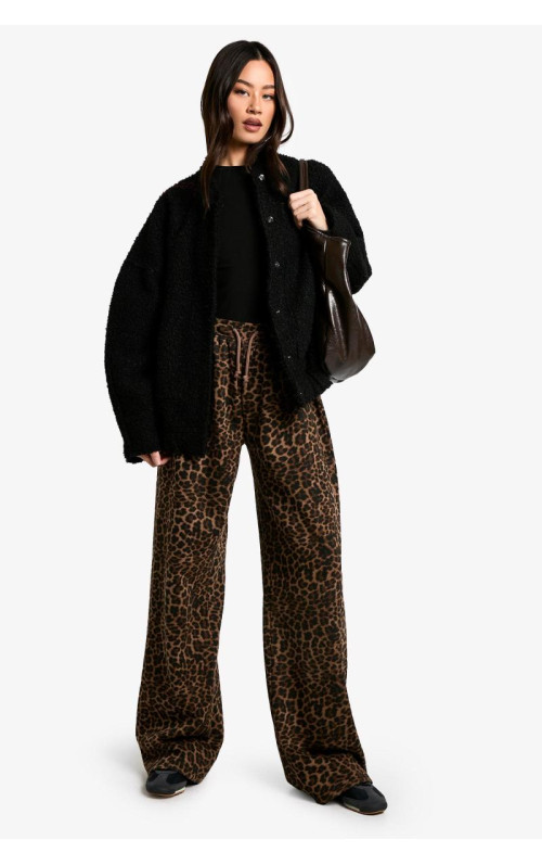 Високий леопардовий бігун із широкими ногами