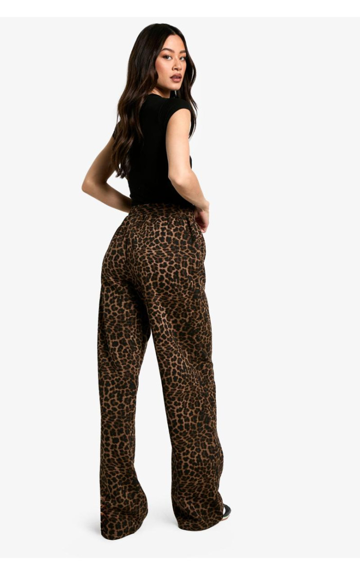 Високий леопардовий бігун із широкими ногами