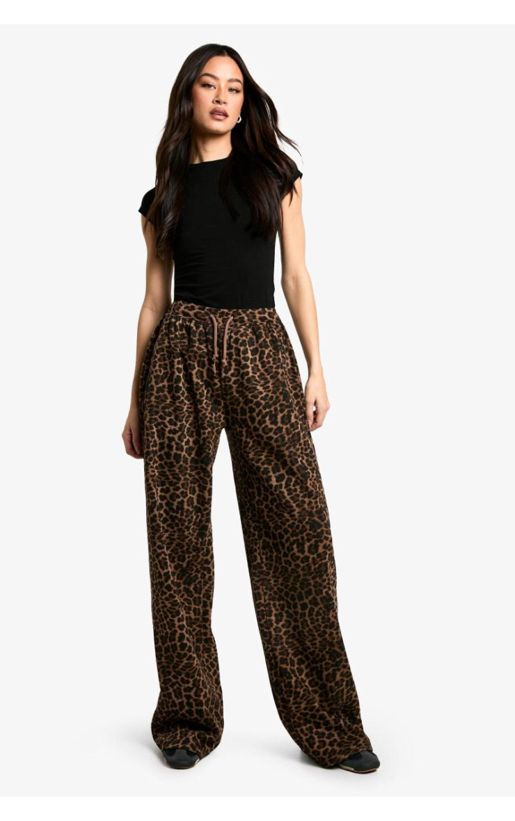 Високий леопардовий бігун із широкими ногами