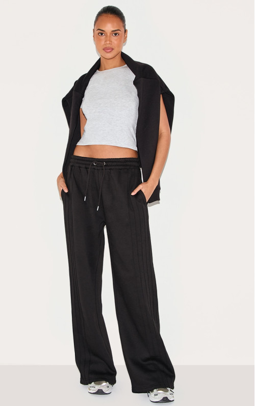 Чорний шов деталі потять широкі пробіжки ноги