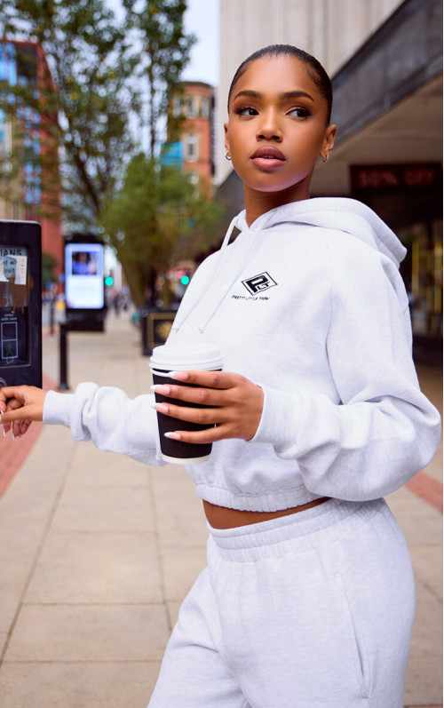 Укорочена толстовка PRETTYLITTLETHING зі стягнутим поясом і вишивкою сірого марлу