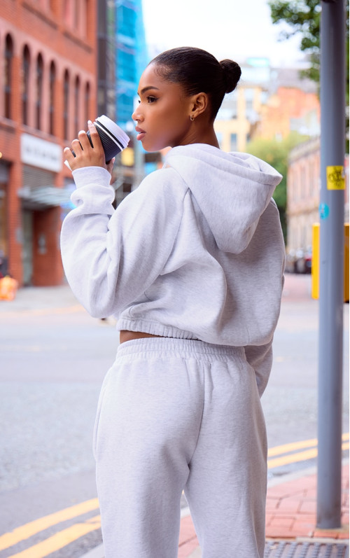 Укорочена толстовка PRETTYLITTLETHING зі стягнутим поясом і вишивкою сірого марлу