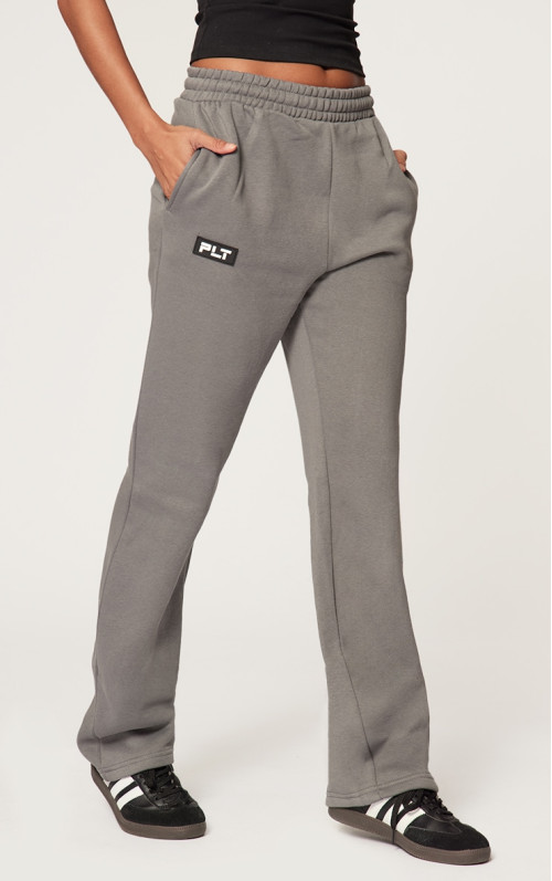 Прямі штани PRETTYLITTLETHING Charcoal Grey Logo Badge